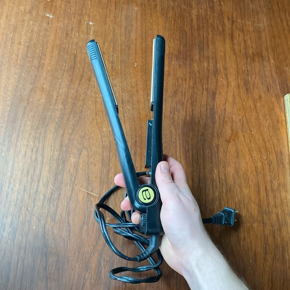 Andis ceramic flat iron hair straightener - Picture 3 of 7